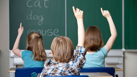 Unos ni&ntilde;os asisten a una clase de ingl&eacute;s