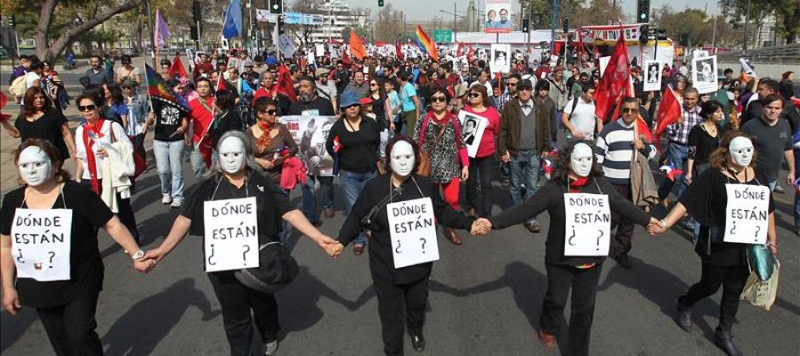 Miles de personas con fotografías de desaparecidos marchan en el 40 aniversario del golpe de Pinochet Miles de personas con fotografías de desaparecidos marchan en el 40 aniversario del golpe de Pinochet