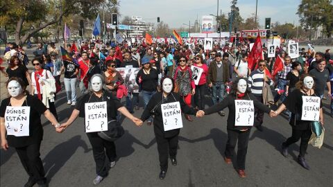 Miles de personas con fotograf&iacute;as de desaparecidos marchan en conmemoraci&oacute;n del 40 aniversario del golpe de Pinochet 