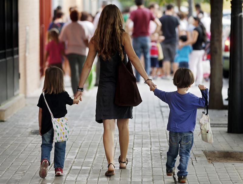 <p>Los españoles pobres tardan hasta cuatro generaciones en alcanzar la media de ingresos</p> <p>Los españoles pobres tardan hasta cuatro generaciones en alcanzar la media de ingresos</p>