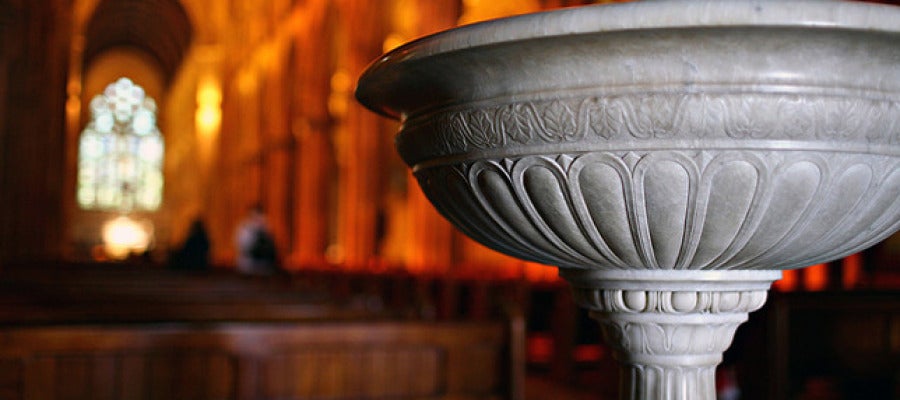 Pila bautismal en el interior de una iglesia Pila bautismal en el interior de una iglesia