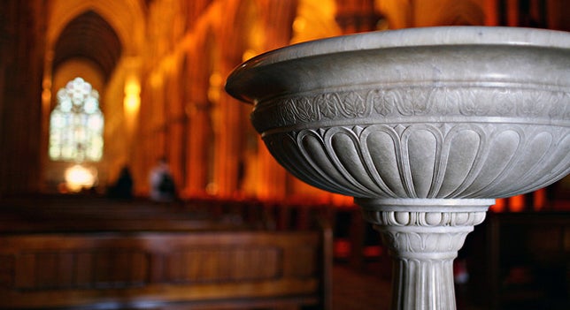 Un bebé se resbala de las manos del sacerdote y se golpea la cabeza contra la pila bautismal Un bebé se resbala de las manos del sacerdote y se golpea la cabeza contra la pila bautismal