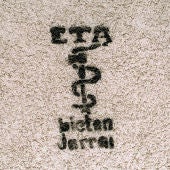 Logotipo de la banda terrorista ETA pintado en la pared de un inmueble.