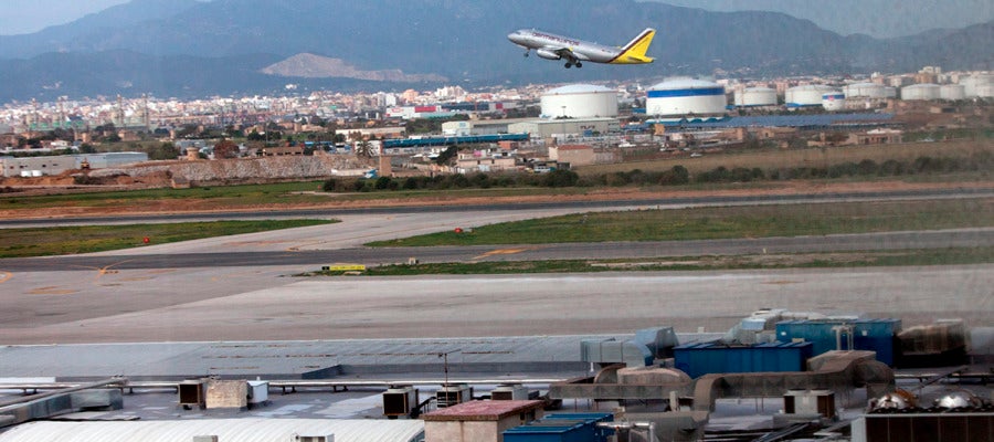 Un avión sale del aeropuerto Son San Joan, en Palma. Un avión sale del aeropuerto Son San Joan, en Palma.