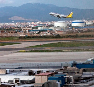 Un avión sale del aeropuerto Son San Joan, en Palma. Un avión sale del aeropuerto Son San Joan, en Palma.
