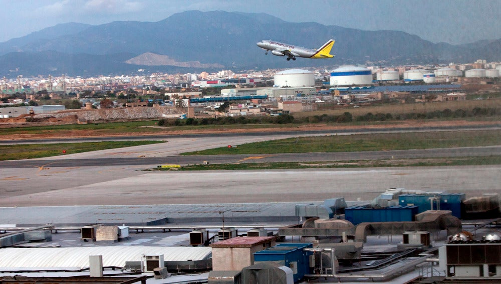 Un avión sale del aeropuerto Son San Joan, en Palma. 