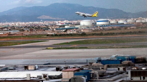 Un avi&oacute;n sale del aeropuerto Son San Joan, en Palma. 