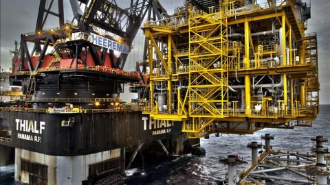 Plataforma de procesos del proyecto Castor frente a las costas de Vinar&ograve;s.