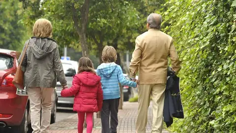 Unos abuelos con sus nietos (Archivo) Unos abuelos con sus nietos (Archivo)