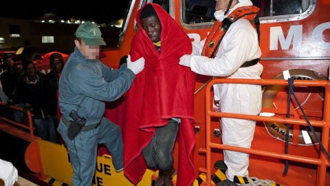 Rescatados 44 inmigrantes que viajaban en una patera hacia la costa de Granada