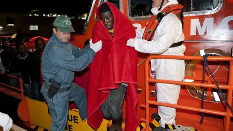 Rescatados 44 inmigrantes que viajaban en una patera hacia la costa de Granada Rescatados 44 inmigrantes que viajaban en una patera hacia la costa de Granada