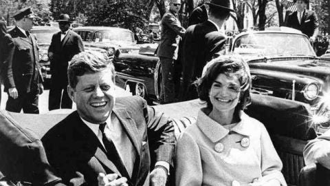 El presidente de EEUU John Kennedy y su esposa