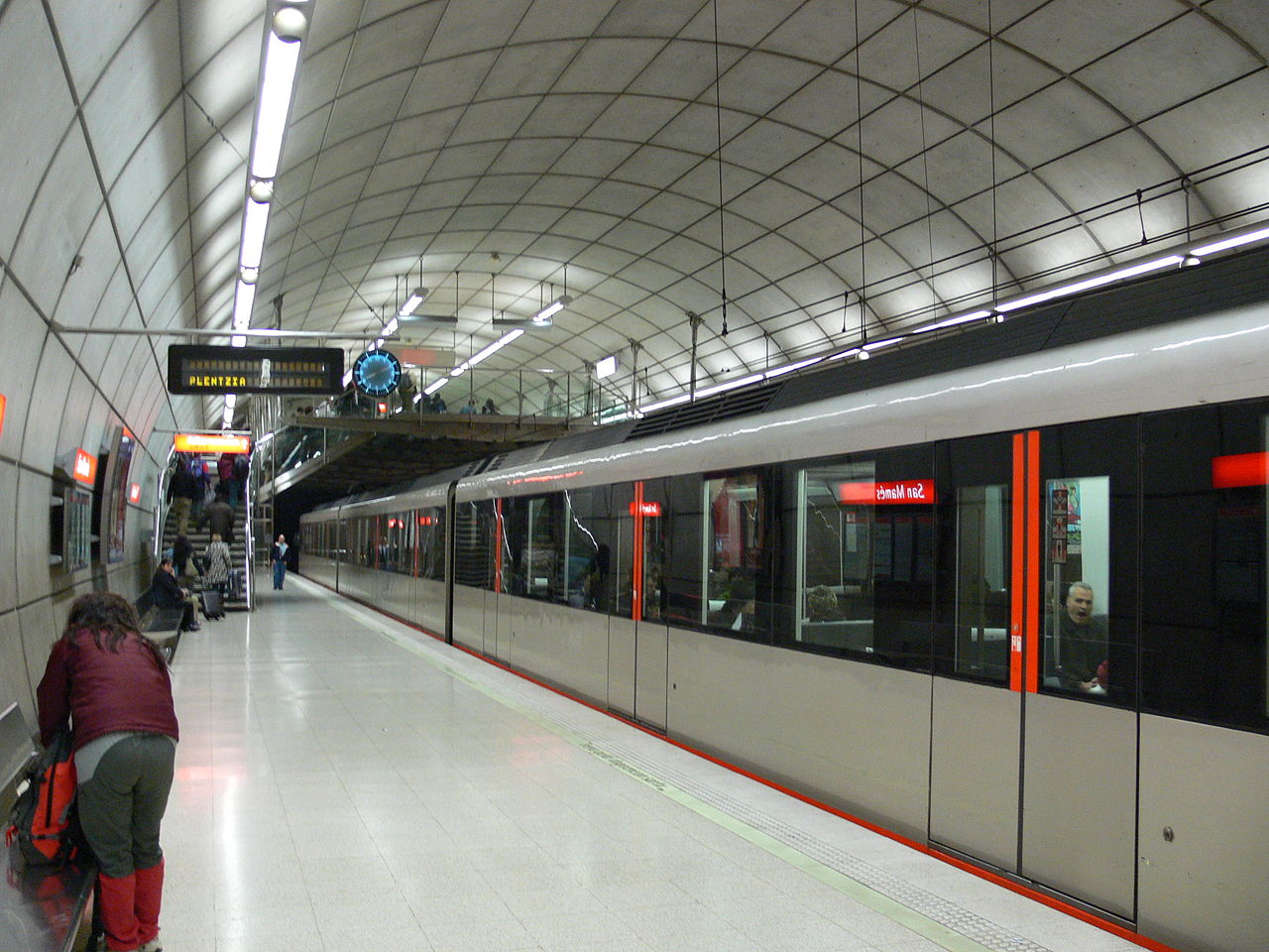 Un grupo de personas agrede a dos vigilantes de seguridad de Metro Bilbao Un grupo de personas agrede a dos vigilantes de seguridad de Metro Bilbao