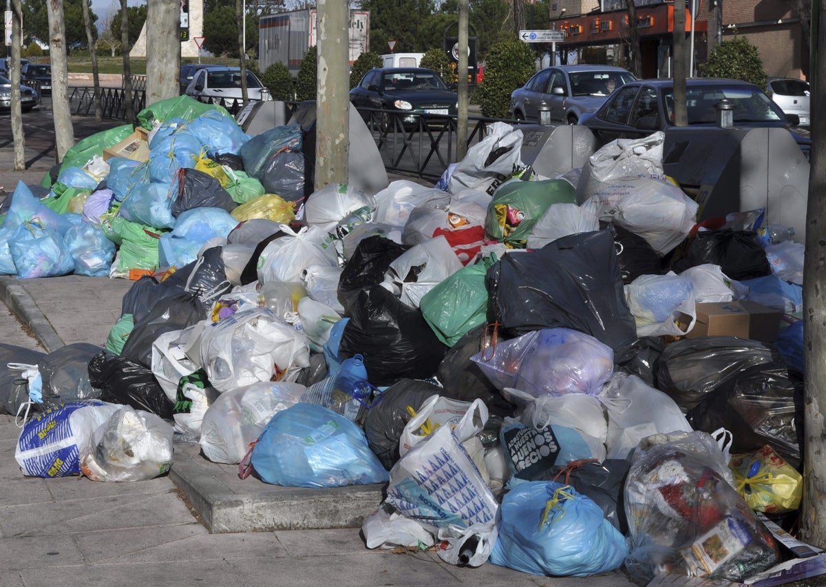 Els veïns de Sant Andreu acusen l’Ajuntament d’implantar la recollida porta a porta a esquenes del veïnat Els veïns de Sant Andreu acusen l’Ajuntament d’implantar la recollida porta a porta a esquenes del veïnat