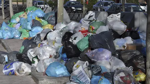 Bolsas de basura sin recoger Bolsas de basura sin recoger