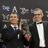 Alejandro Hernández y Mariano Barroso con el Goya al mejor guión adaptado por 'Todas las Mujeres'