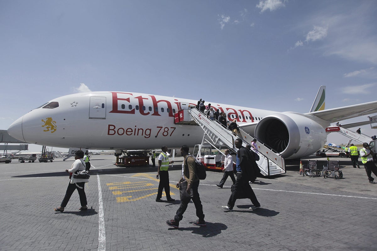 Mueren las 157 personas a bordo del avión de pasajeros estrellado en Etiopía Mueren las 157 personas a bordo del avión de pasajeros estrellado en Etiopía