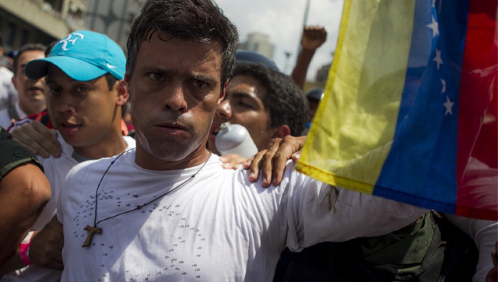 Leopoldo López se entrega a la Guardia Nacional venezolana en una plaza caraqueña