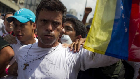 Leopoldo L&oacute;pez se entrega a la Guardia Nacional venezolana en una plaza caraque&ntilde;a