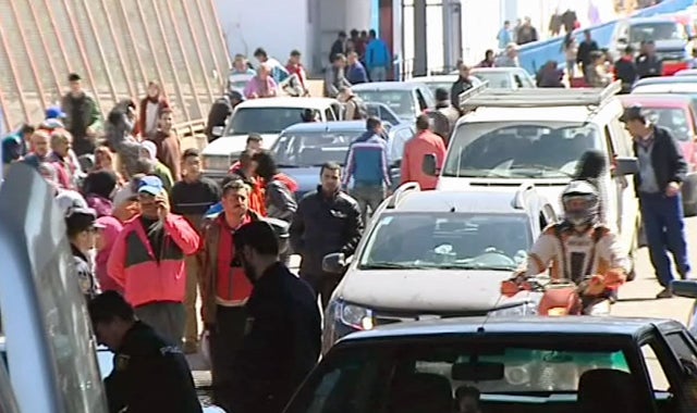 Un "coche kamikaze" con dos inmigrantes ocultos se salta el control de seguridad y entra a toda velocidad en Melilla Un "coche kamikaze" con dos inmigrantes ocultos se salta el control de seguridad y entra a toda velocidad en Melilla