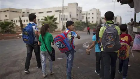 Niños sirios se dirigen hacia su escuela en la ciudad de Alepo Niños sirios se dirigen hacia su escuela en la ciudad de Alepo