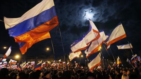 Una multitud con banderas rusas en la Plaza de Lenin en Simfer&oacute;pol (Ucrania)