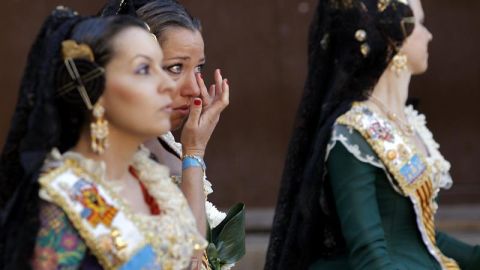 Una fallera emocionada en el primer d&iacute;a de la Ofrenda floral a la Virgen de los Desamparados, patrona de Valencia