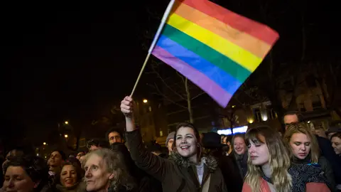 una muchedumbre iza la bandera gay una muchedumbre iza la bandera gay