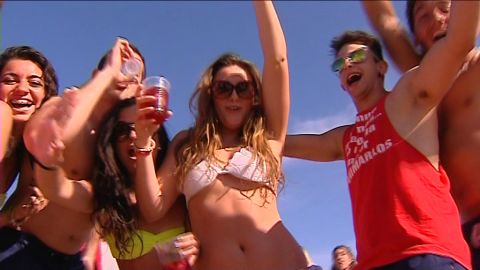 Miles de j&oacute;venes valencianos celebran un macrobotell&oacute;n en la playa de la Malvarrosa
