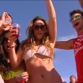 Miles de jóvenes valencianos celebran un macrobotellón en la playa de la Malvarrosa