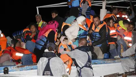 Localizadas dos pateras con más de 100 niños Localizadas dos pateras con más de 100 niños
