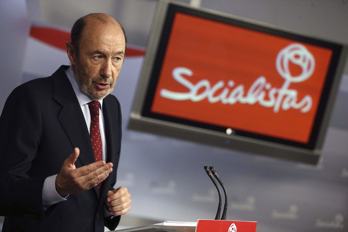 El importante papel de Rubalcaba en el fin de ETA y en la abdicación del rey Juan Carlos El importante papel de Rubalcaba en el fin de ETA y en la abdicación del rey Juan Carlos