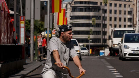 Un ciudadano conduce su bici por la Gran V&iacute;a
