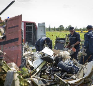 Inspeccionan los restos del avión de Malaysia Airlines Inspeccionan los restos del avión de Malaysia Airlines