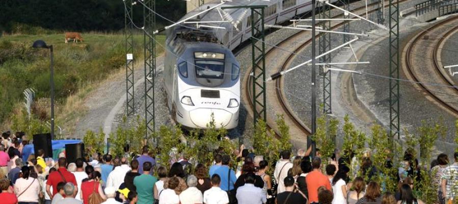 Familiares de víctimas observan el paso del tren de las 20:40 en la curva de Angrois Familiares de víctimas observan el paso del tren de las 20:40 en la curva de Angrois
