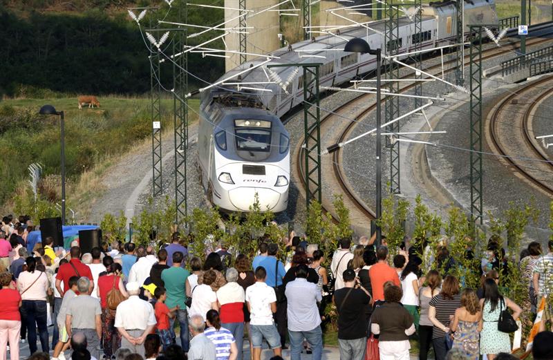 Las víctimas del Alvia descarrilado en Angrois vuelven a pedir una comisión de investigación parlamentaria y técnica Las víctimas del Alvia descarrilado en Angrois vuelven a pedir una comisión de investigación parlamentaria y técnica