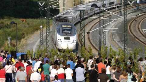 Familiares de v&iacute;ctimas observan el paso del tren de las 20:40 en la curva de Angrois