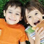 En verano los niños deben llevar una alimentación fresca y sana
