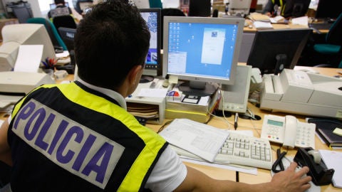 Agentes de la Polic&iacute;a rastrea posibles delitos en Internet