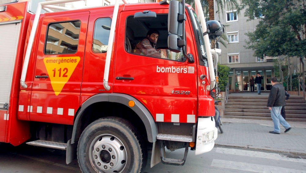 Un coche de bomberos en un suceso.