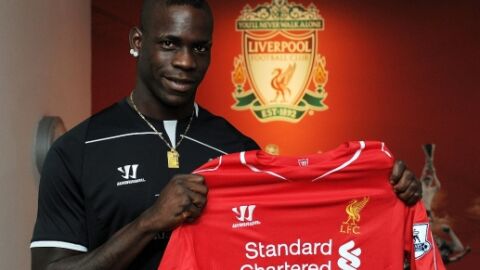 Balotelli, con la camiseta del Liverpool