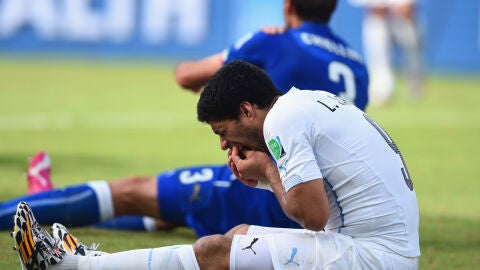 Luis Su&aacute;rez y Chiellini, tras el mordisco en el Mundial