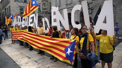 Algunas personas piden la independencia Algunas personas piden la independencia
