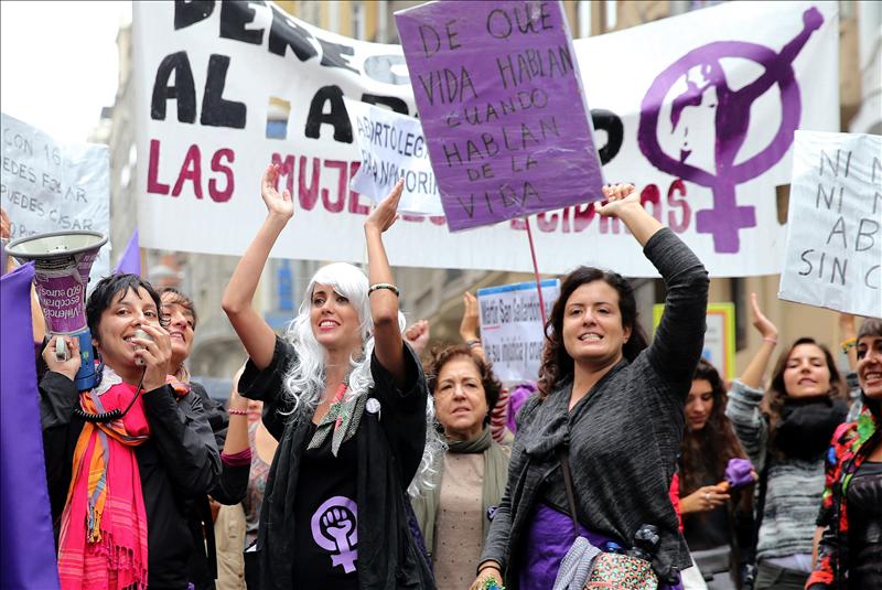 Feministas se manifiestan por un aborto libre, también para adolescentes de 16 y 17 años Feministas se manifiestan por un aborto libre, también para adolescentes de 16 y 17 años