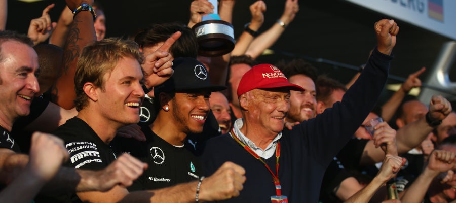 Rosberg, Hamilton y Lauda celebran el título con el resto del equipo Rosberg, Hamilton y Lauda celebran el título con el resto del equipo