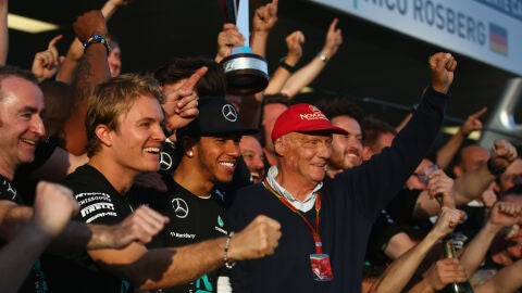 Rosberg, Hamilton y Lauda celebran el t&iacute;tulo con el resto del equipo