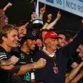 Rosberg, Hamilton y Lauda celebran el título con el resto del equipo