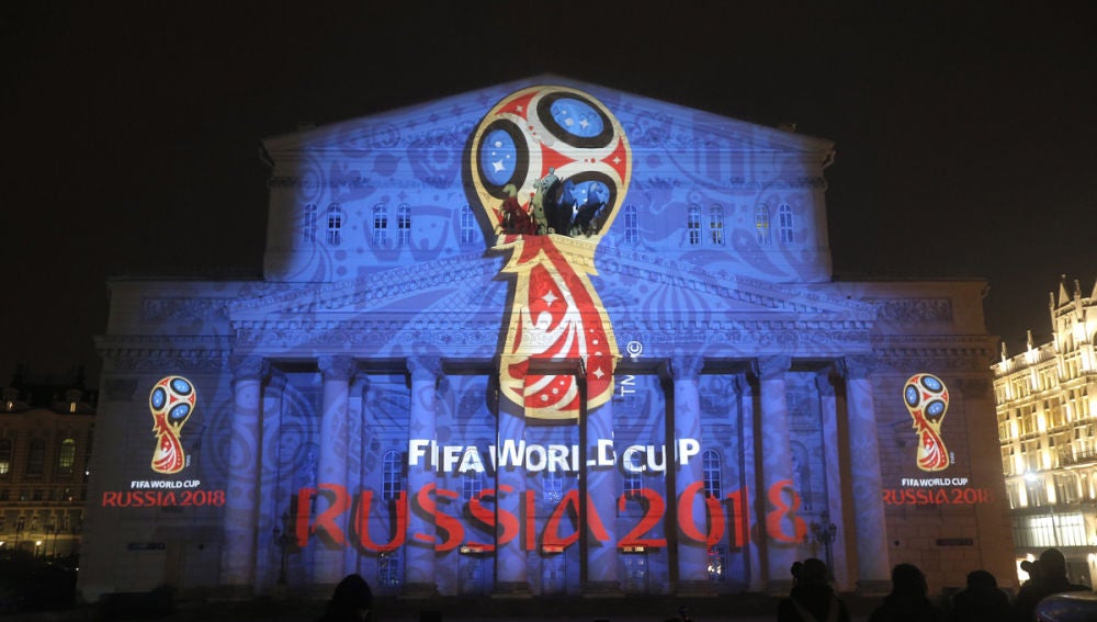 Logotipo del Mundial de Rusia 2018 proyectado sobre el teatro Bolshói