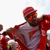 Fernando Alonso se quita el mono de Ferrari Fernando Alonso se quita el mono de Ferrari
