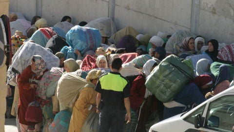Imagen de archivo de una multitud de porteadores marroqu&iacute;es en el paso fronterizo de Ceuta con Marruecos